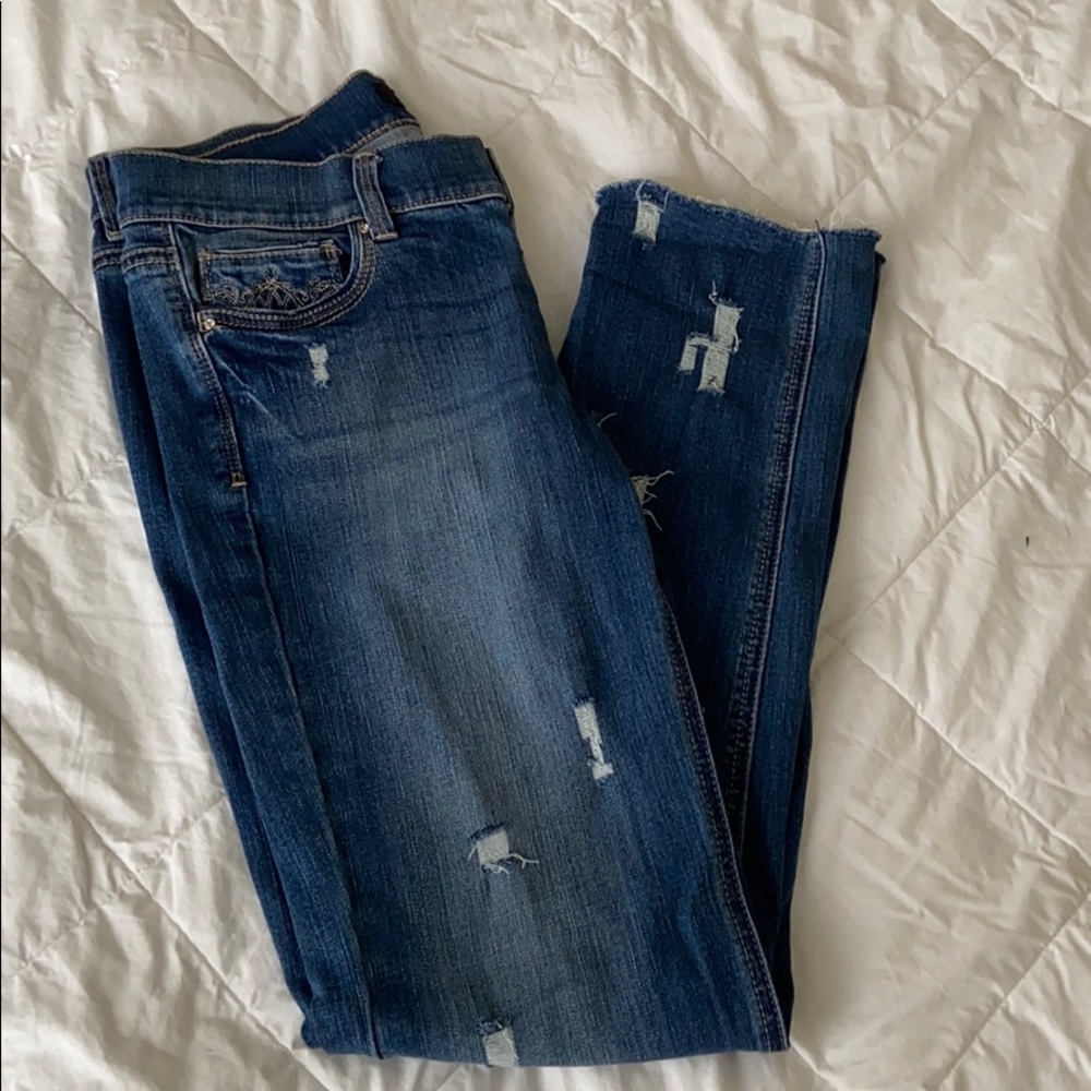 Lightly ripped blue jeans.